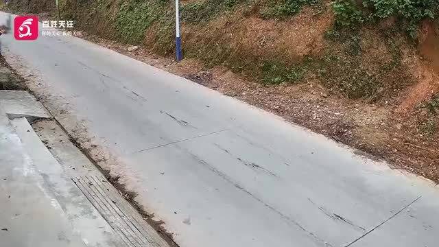 监拍广西玉林一少年骑摩托摔倒：车辆滑行约40米冒火花 少年自行起身离开