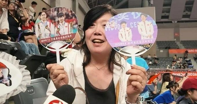 上海阿姨追国乒!日本老公帮忙抢票,现场两人分开坐:他看日本队,我看中国队 上海阿姨追国乒!日本老公帮忙抢票,现场两人分开坐:他看日本队,我看中国队