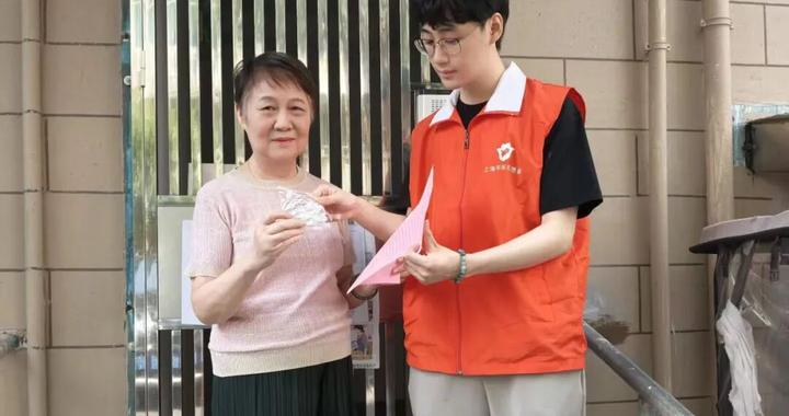 一枚冰箱贴,装下居民手边的“服务热线” 一枚冰箱贴,装下居民手边的“服务热线”