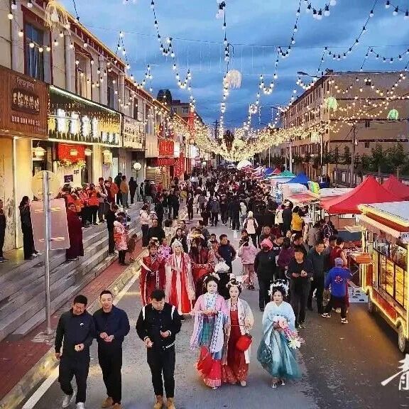 【省媒看兴海】沉浸式民俗巡游来袭!海南兴海夜市上演双节文化盛宴 【省媒看兴海】沉浸式民俗巡游来袭!海南兴海夜市上演双节文化盛宴