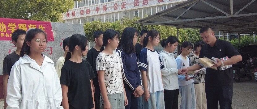 爱心企业走进顺平县神南镇中学开展公益捐赠活动 爱心企业走进顺平县神南镇中学开展公益捐赠活动