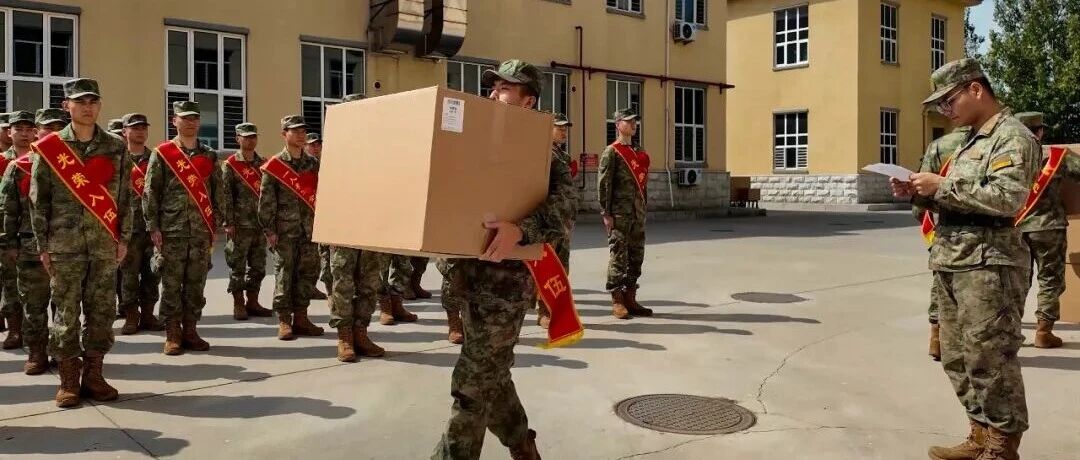 新兵入营即穿上合身军装:“帅,一下子有了兵的样子!” 新兵入营即穿上合身军装:“帅,一下子有了兵的样子!”