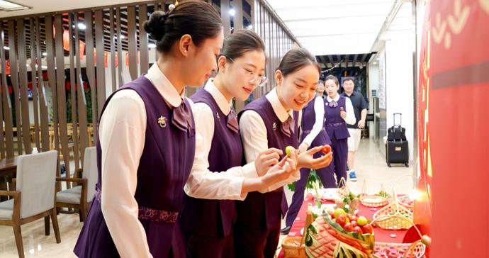 旅客奔赴团圆旅途，铁路职工坚守岗位，“暖寓”中秋行动为一线乘务人员送温暖