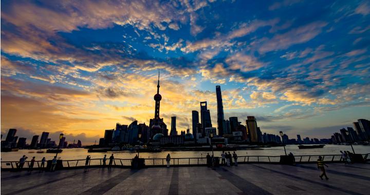 黄浦：今日份外滩朝霞如约而至，共赏滨江浪漫时刻
