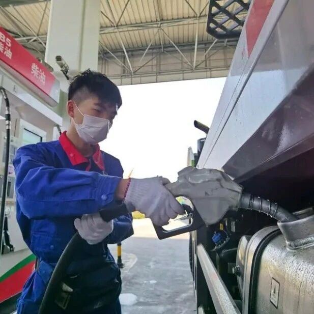 今晚24时,油价即将上调!湖南最新油价公布:92号汽油每升8.55元,95号汽油每升9.09元,0号柴油每升8.37元 今晚24时,油价即将上调!湖南最新油价公布:92号汽油每升8.55元,95号汽油每升9.09元,0号柴油每升8.37元