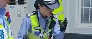 核载31吨硬拉123吨，司机被查称“没法活了”，女交警怒怼！