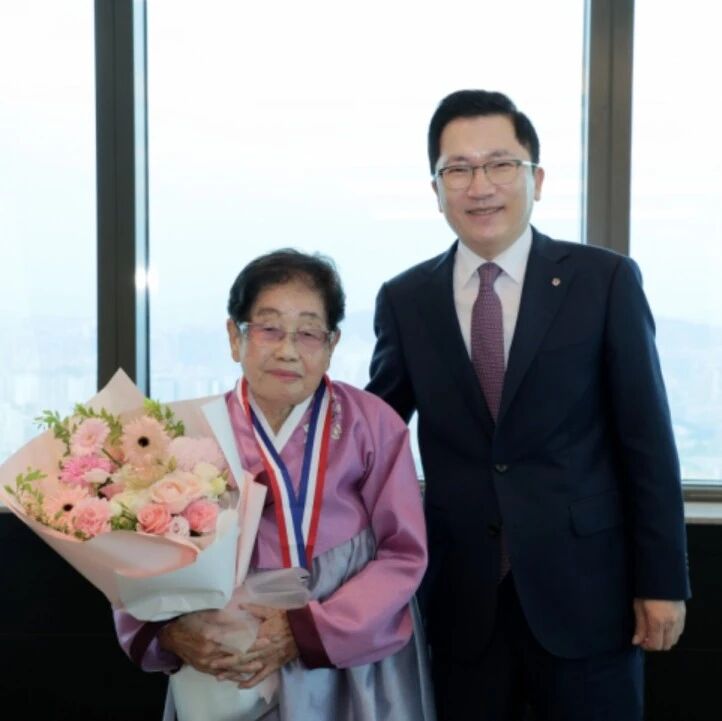 韩国100岁老人仍每天上班，持续签新合同！已在同一保险公司任职43年，现任理财规划师，本人回应：感到无比幸福