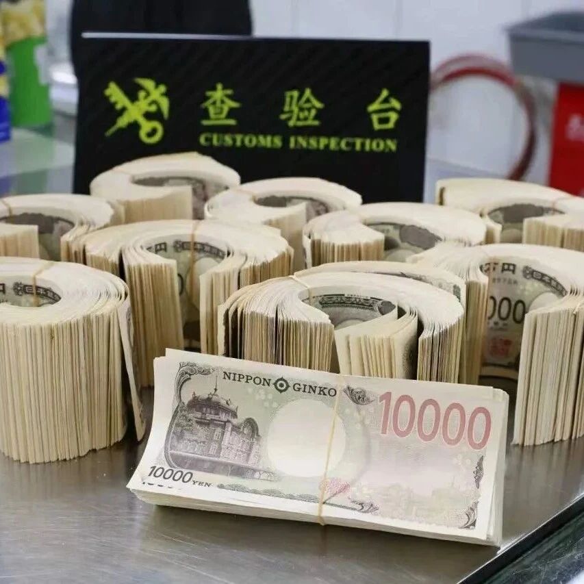 旅客将2000万日元藏匿在4罐薯片盒中,出境时被查获 旅客将2000万日元藏匿在4罐薯片盒中,出境时被查获