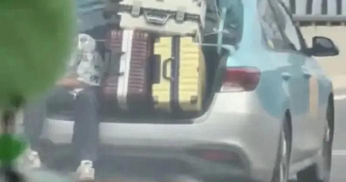 “出租车在快速路疾驰，后备箱里坐有一名男子”，当地交通运输局：已责令停运