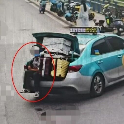 一出租车后备箱敞开载客，还放了多个行李箱，警方回应