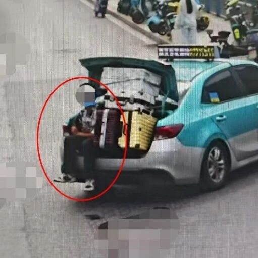 疾驰出租车后备厢里绑着个人！警方回应：大学生着急赶火车求助，涉事的哥心存侥幸让其坐后备厢，已被停运并处罚！