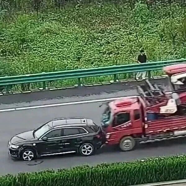 “你要不要命了！”一家三口高速上被交警怒吼，孩子父亲刚翻过护栏，10秒后车辆被货车撞出近百米