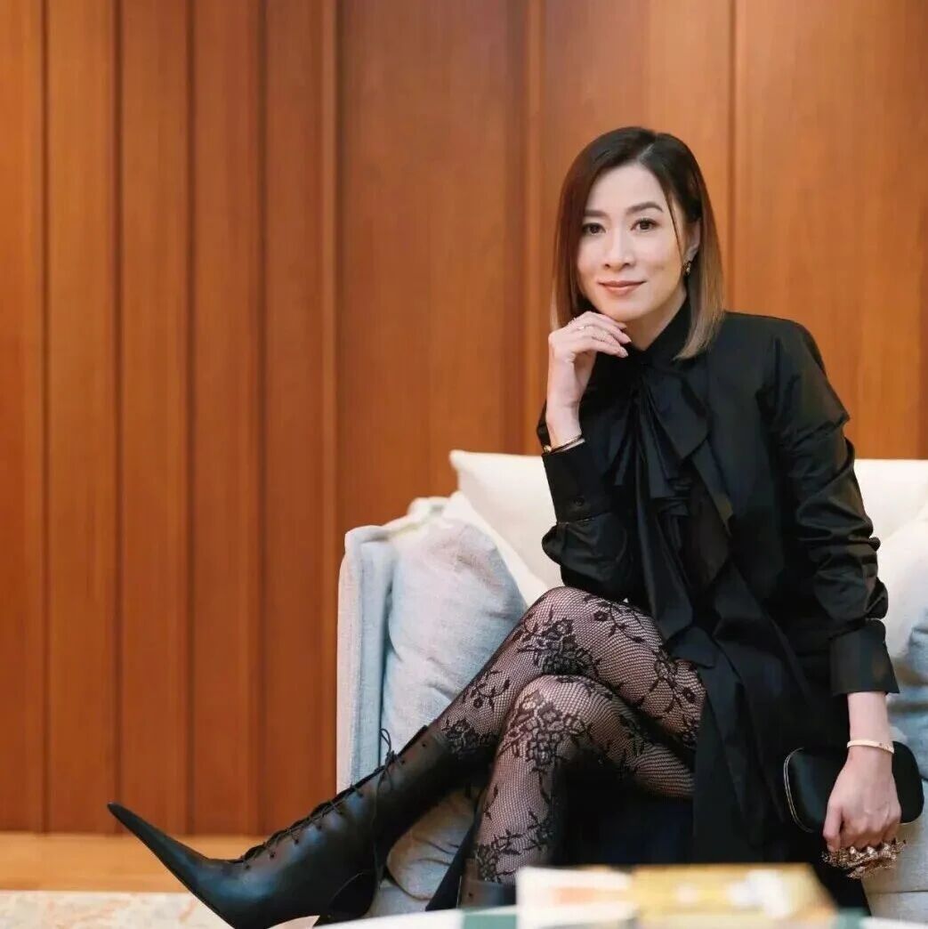 51岁女演员佘诗曼称食物中毒，体重新低不足90斤