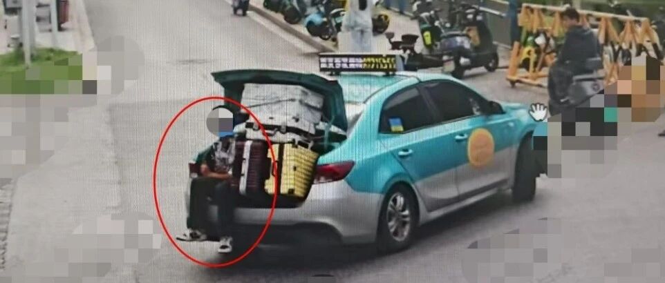 “在街头疾驰的出租车后备厢绑着一个人”，警方回应：大学生着急赶火车求助，车里坐不下的哥让其坐后备箱，的哥已被停运并处罚