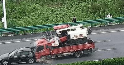 “你不要命了！”一家三口高速上被交警怒吼！10秒后，车辆被货车撞出近百米