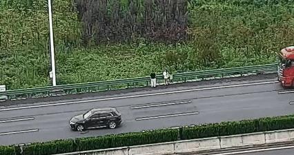 “你要不要命了！”一家三口高速上被交警怒吼！孩子父亲刚翻过护栏，10秒后，自家车辆被货车撞出近百米