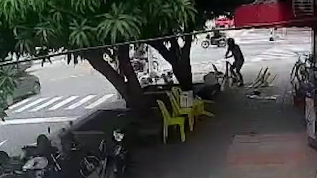 哥伦比亚男子街上遭枪击倒地命悬一线 枪手下车“补刀”子弹意外卡壳