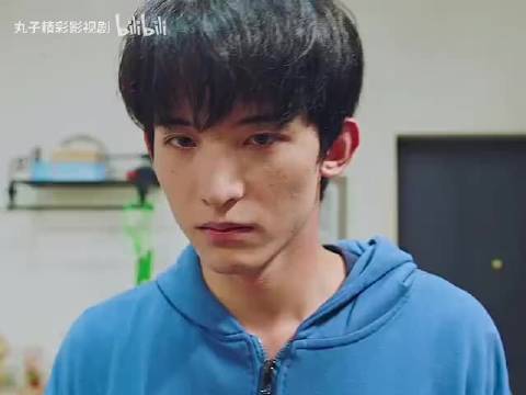 男孩在家私自养黄金蟒 不料差点给自己酿成大祸