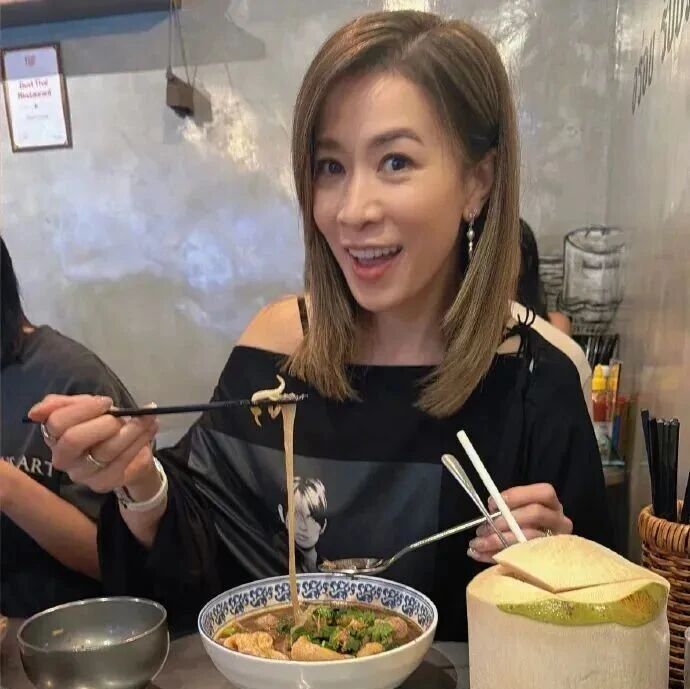 佘诗曼社交平台自曝：食物中毒，狂拉肚子，瘦到90斤