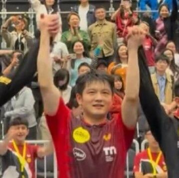 樊振东一单两分助力杜塞尔多夫收获六连胜，第一盘几乎每局都缠斗到关键分，最终3比0零封对手