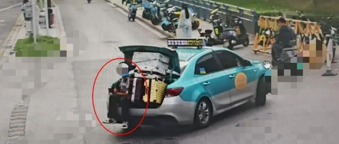 “出租车后备箱绑着一个人”，警方回应：大学生着急赶火车求助，的哥已被处罚