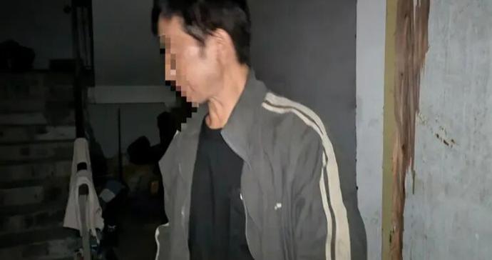 71岁拾荒老人的“喜事”,照出了谁的尴尬?| 锋面评论 71岁拾荒老人的“喜事”,照出了谁的尴尬?| 锋面评论