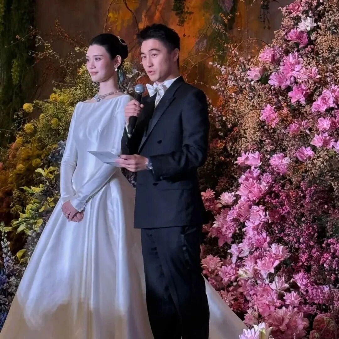 已故赌王何鸿燊四房儿子何猷君奚梦瑶婚后7年澳门补摆喜酒　城中名人齐到贺