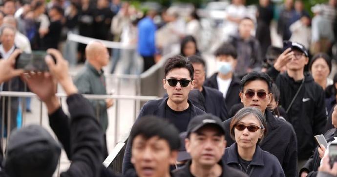 演员胡歌现身游本昌遗体告别仪式，一身黑衣，前一晚从金鹰奖提前离席，连夜飞回北京