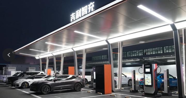 AI 驶入补能赛道：吉利智充单枪峰值2.2兆瓦 充电机器人即将上线