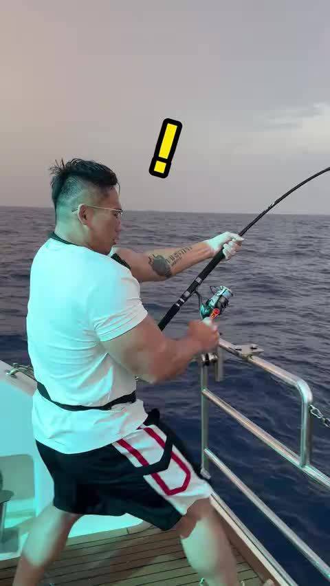 包鱼塘总是空军的华哥这次选择了海钓并且邀请了我一起，那我必须给他多整几条百斤巨物啊，职业选手钓鱼都是用螺纹钢的！