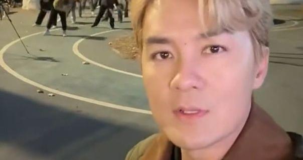 知名男歌手国庆假期现身街头，打扮怪异被认出，原因令人意外