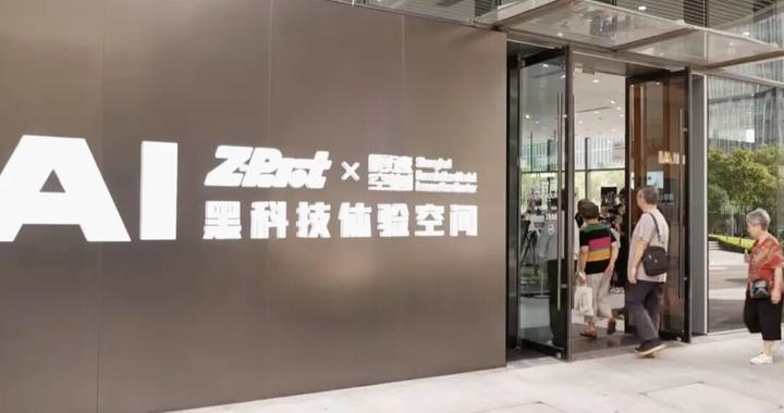 国庆不挤景区！徐汇“银发测试官”组团打卡AI体验店