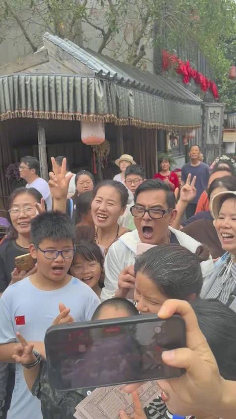 72岁李国麟象山影视城合影不断，忙到满头大汗