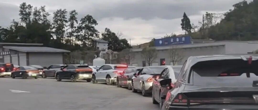 充电至80%强制离场！假期部分高速服务区排长队出台新规，“八分饱”对新能源车有影响吗？