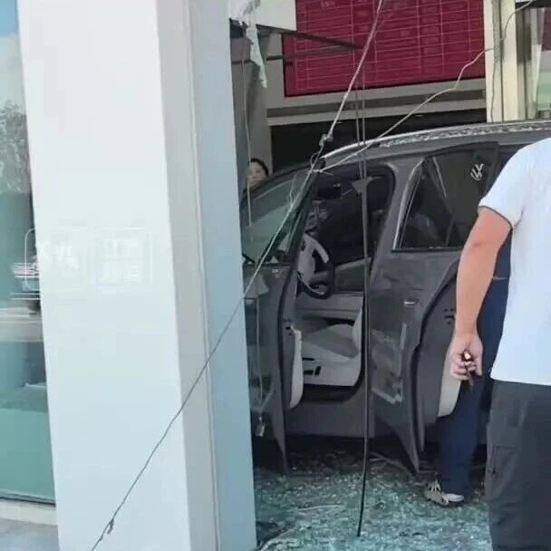 江苏泰州一辆新能源车失控冲入4S店展厅，1人被卷车底，另有2人受伤，负责人：试驾顾客疑误踩油门导致