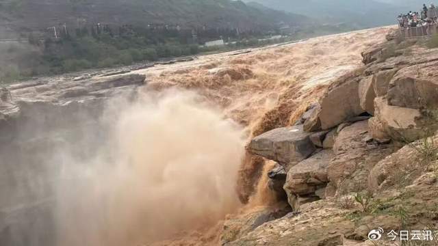 壶口瀑布奔涌倾泻，水雾升腾。（图片来源于网络）