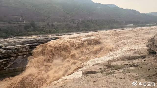 壶口瀑布裹挟泥沙、激流奔涌。（图片来源于网络）
