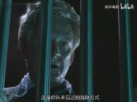 男人为越狱将脑袋靠在栏杆上瞬间融化成橡胶来去自如