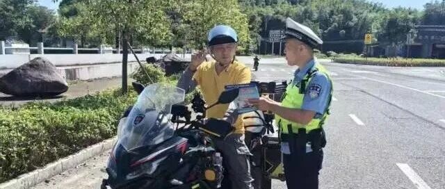 上街“送平安”！龙门交警普及摩电出行安全