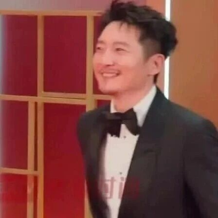男演员郭京飞走红毯被夸“瘦下来那么帅”，大方分享减肥秘诀：戒酒