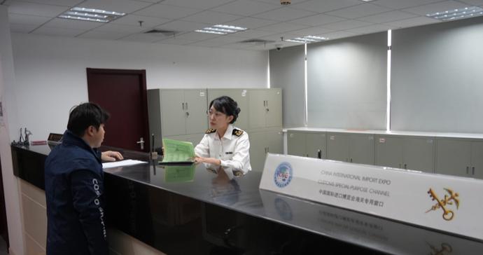 第九届进博会首批展品通关进境