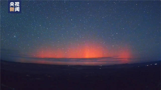 惊艳！极光撞进点点星辰太美了