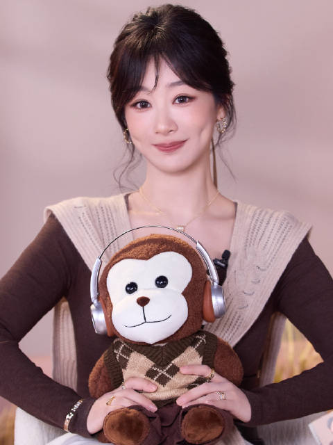 杨紫秋日暖棕大片释出，摩卡棕美拉德风格营造松弛氛围