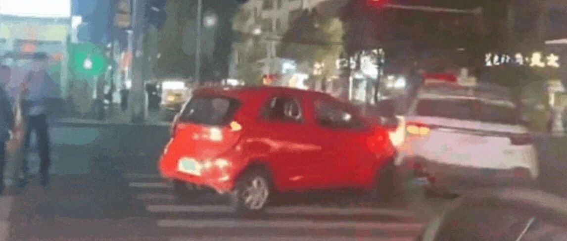 “老头乐”多次撞击警车,江西宜春警方通报:肇事逃逸撞倒电动车并与执勤警车发生碰撞,54岁驾驶员被当场控制 “老头乐”多次撞击警车,江西宜春警方通报:肇事逃逸撞倒电动车并与执勤警车发生碰撞,54岁驾驶员被当场控制