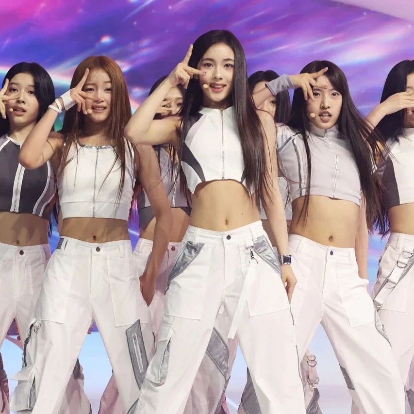 李秀满时隔三年重返韩国乐坛 新女团出道曲登顶音源榜 李秀满时隔三年重返韩国乐坛 新女团出道曲登顶音源榜