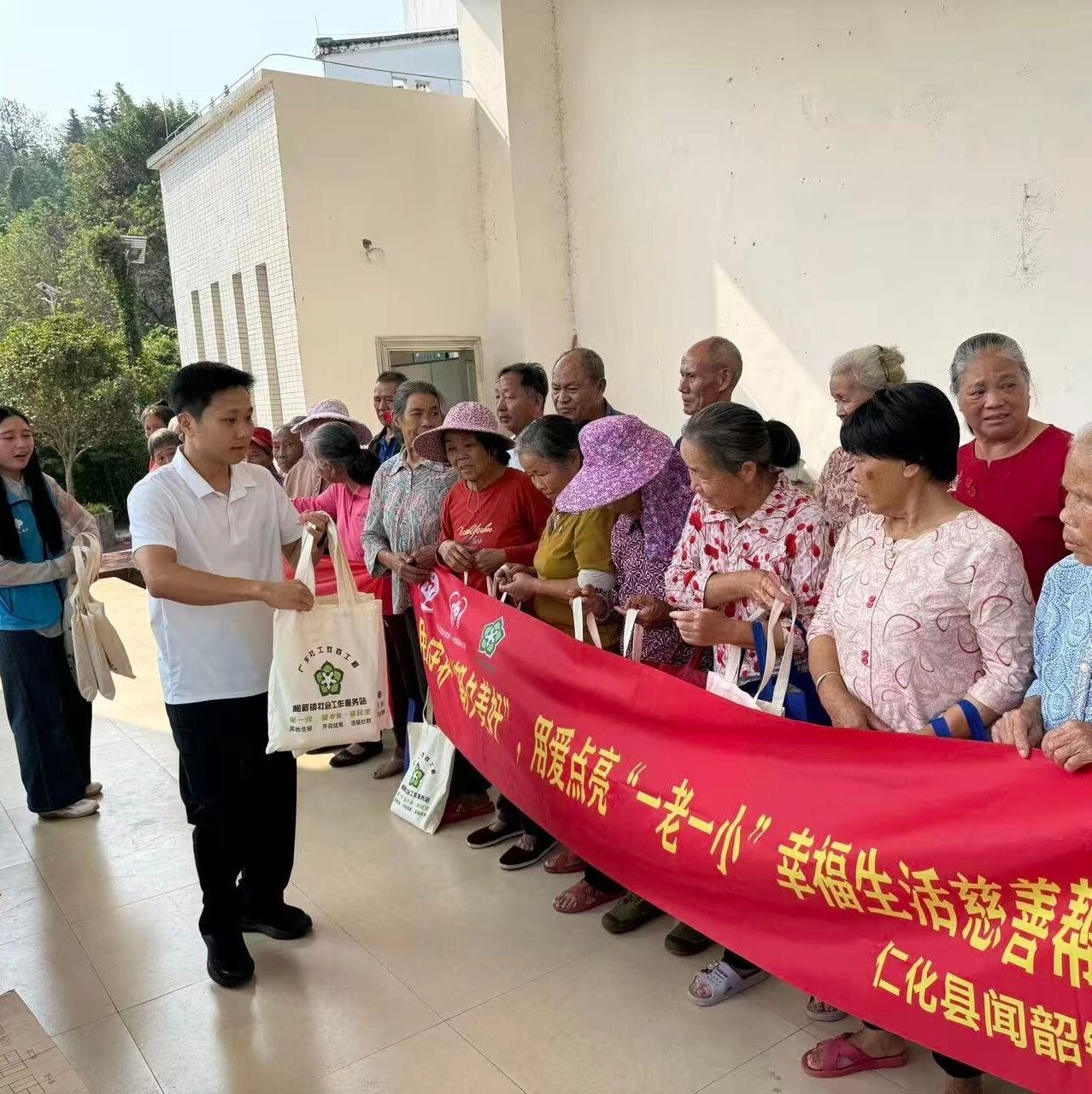 闻韶镇开展“睦邻重阳送温暖 关爱老人促和谐”主题活动