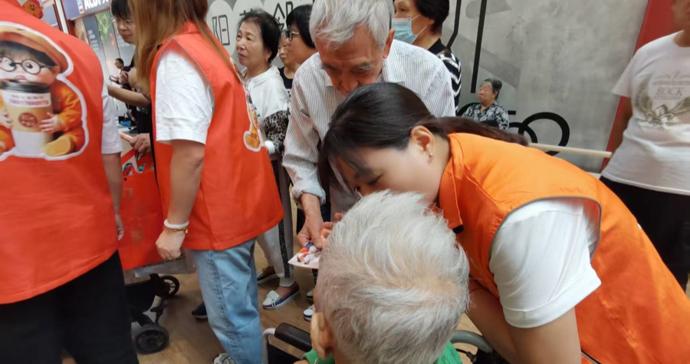 陪诊摊位咨询火爆,杨浦启动敬老月活动 陪诊摊位咨询火爆,杨浦启动敬老月活动
