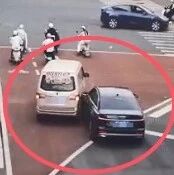 长沙一男子开车途中突发疾病昏迷，车辆失控，冲向路口人群，路过面包车司机紧急逼停汽车，众人接力对男子开展心肺复苏