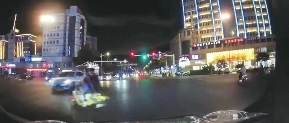 事发丹阳新市口！一辆电单车挤了3人，行车记录仪拍下惊险一幕……
