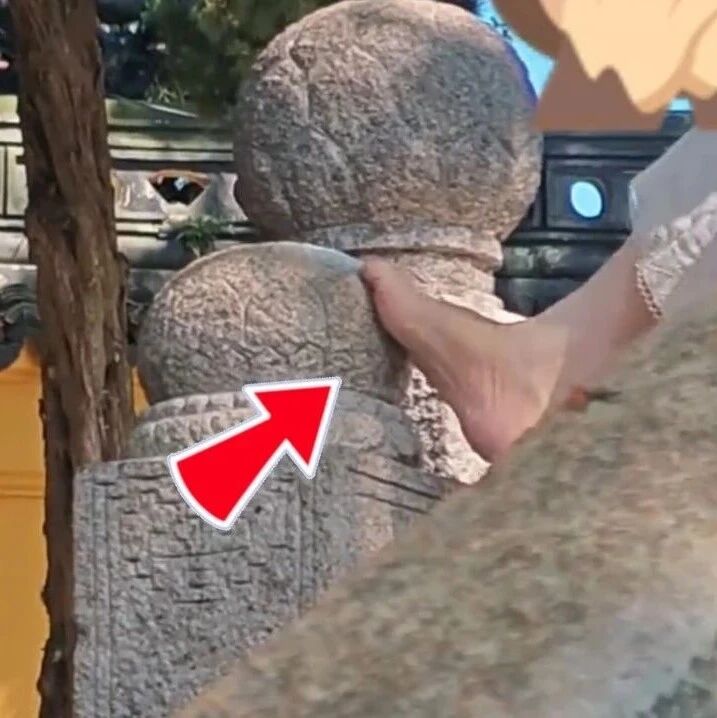江苏一女子赤脚踩灵岩山寺外石柱搓脚,寺方回应:已清洗消毒,将加强管理并增设警示牌 江苏一女子赤脚踩灵岩山寺外石柱搓脚,寺方回应:已清洗消毒,将加强管理并增设警示牌